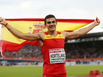Hortelano, con la bandera de España Hortelano, con la bandera de España