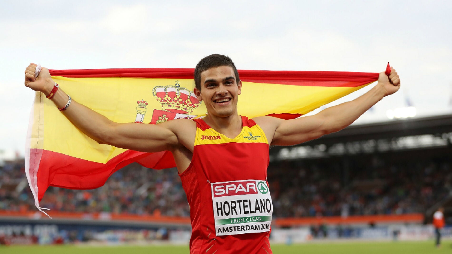 Hortelano, con la bandera de Espa&ntilde;a