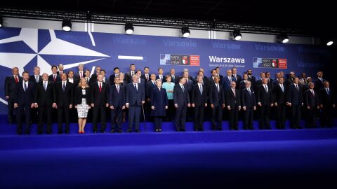 Foto de familia de la reuni&oacute;n de jefes de Estado y de Gobierno de la OTAN