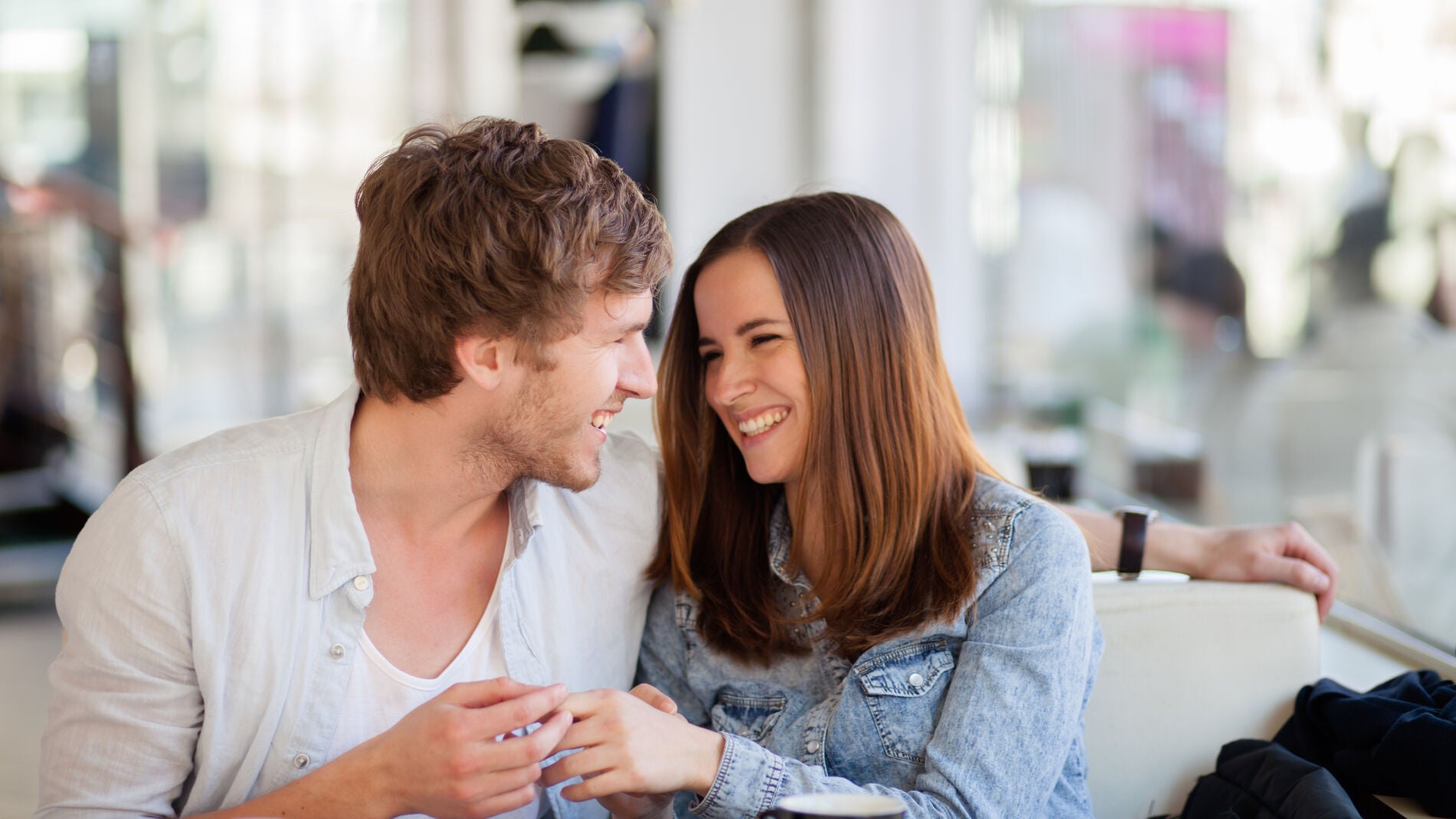 Pareja tomando un caf&eacute;