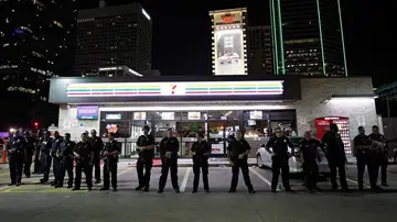 Agentes de la policía de Dallas permanecen en guardia en la esquina de Ross Avenue con Griffin street durante una manifestación Agentes de la policía de Dallas permanecen en guardia en la esquina de Ross Avenue con Griffin street durante una manifestación