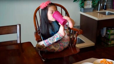 La increíble historia de Sophie, la niña china que usa sus piernas como si fueran brazos