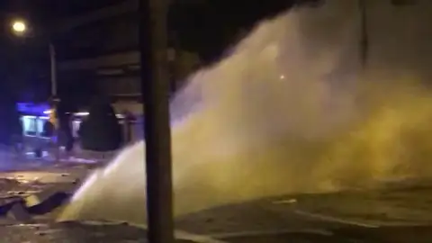 Frame 9.26329 de: El reventón en una tubería causa un socavón de 3 metros Frame 9.26329 de: El reventón en una tubería causa un socavón de 3 metros