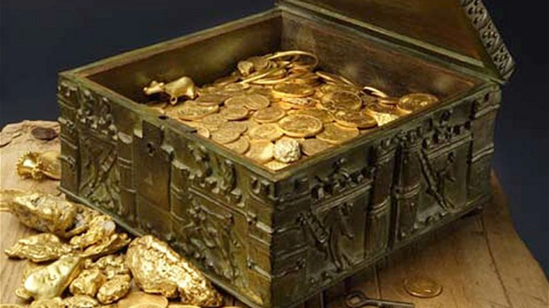 Un cofre lleno de monedas - Imagen de archivo Un cofre lleno de monedas - Imagen de archivo