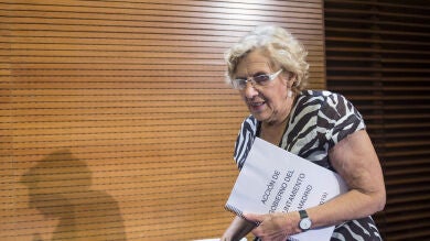Manuela Carmena propone instalar máquinas en los 'botellones' para recoger las botellas vacías