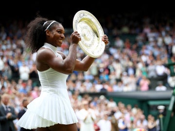 Serena Williams posa con su séptimo Wimbledon