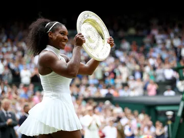 Serena Williams posa con su séptimo Wimbledon Serena Williams posa con su séptimo Wimbledon