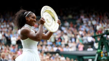 Serena Williams posa con su séptimo Wimbledon