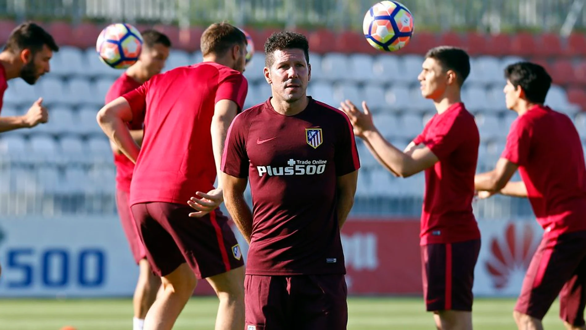 El Atlético se entrena bajo la mirada de Simeone El Atlético se entrena bajo la mirada de Simeone