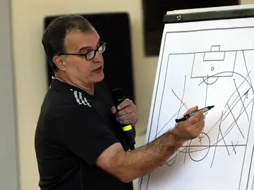 Marcelo Bielsa explica sus estrategias Marcelo Bielsa explica sus estrategias