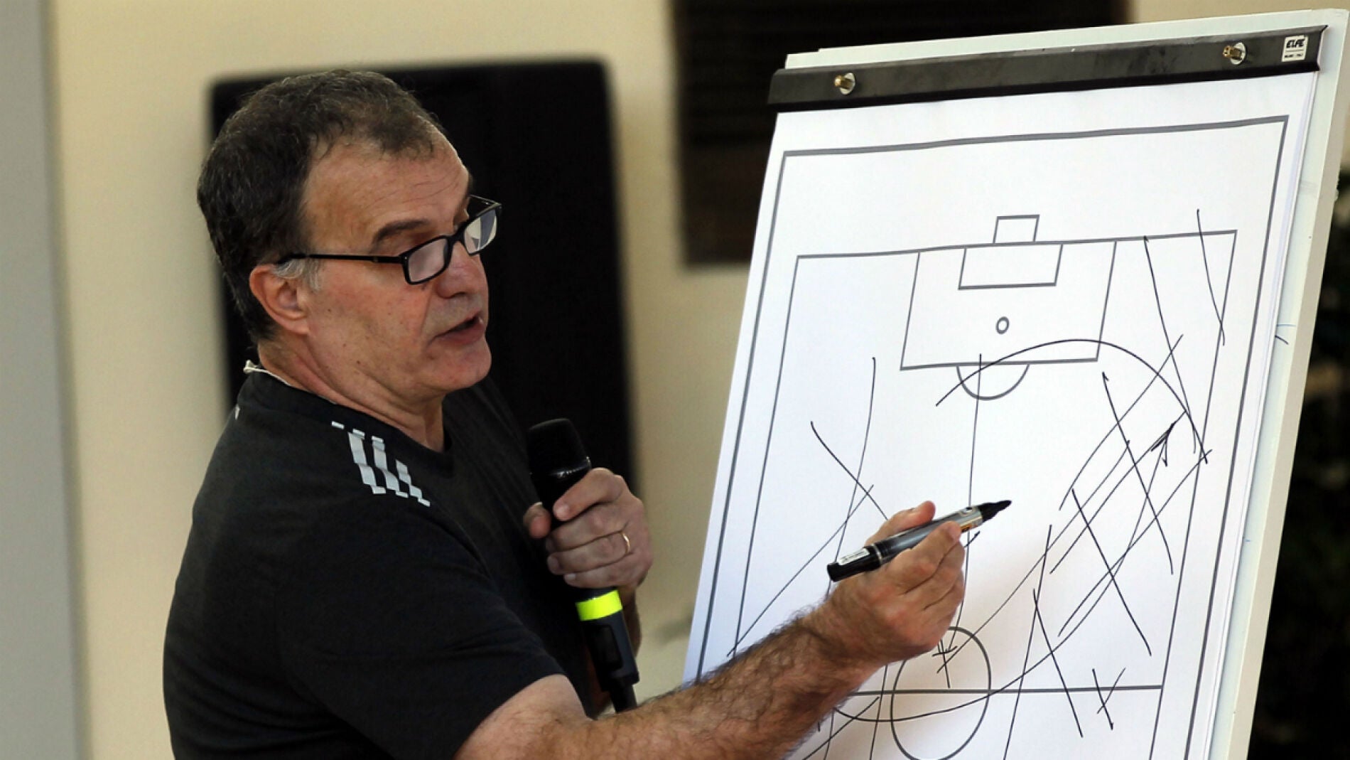 Marcelo Bielsa explica sus estrategias