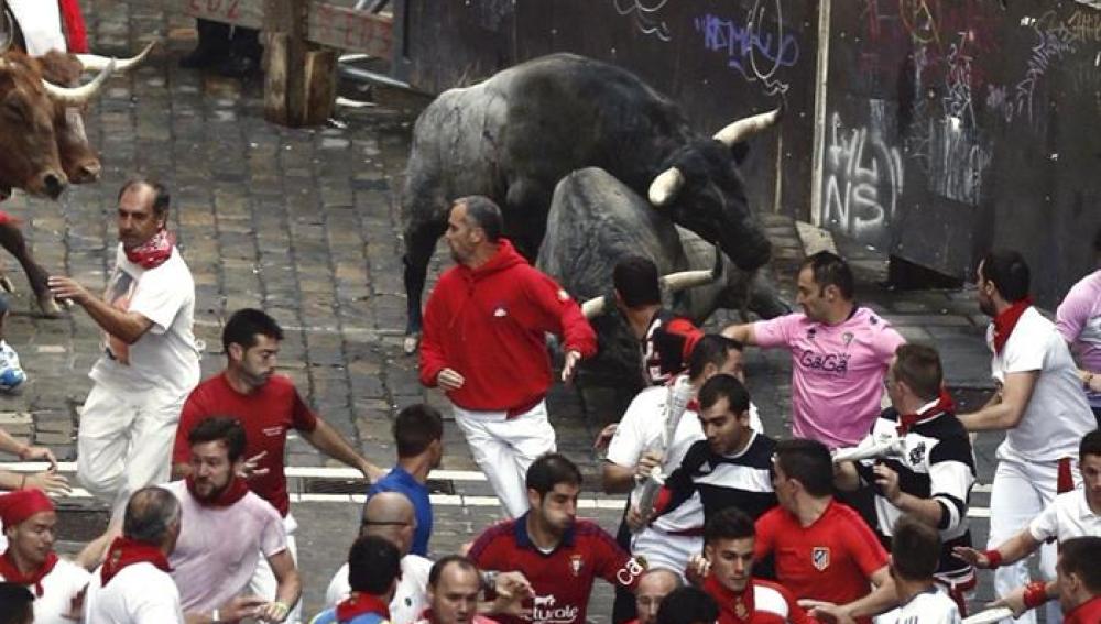 Los mozos corren en el tramo de Mercaderes ante los toros de la ganadería abulense de José Escolar Gil en el tercer encierro de los Sanfermines 2016.