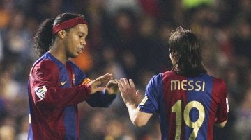 Ronaldinho y Messi celebrando un gol
