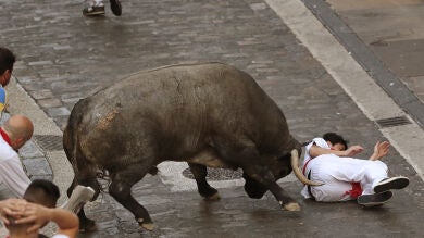  Un toro rezagado genera peligro y tensión en el tercer encierro de Sanfermines