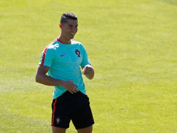 Cristiano Ronaldo sonríe en el entrenamiento de Portugal