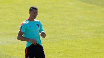 Cristiano Ronaldo sonríe en el entrenamiento de Portugal
