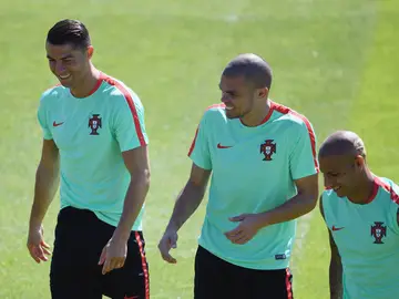 Pepe se divierte junto a Cristiano en el entrenamiento de Portugal Pepe se divierte junto a Cristiano en el entrenamiento de Portugal