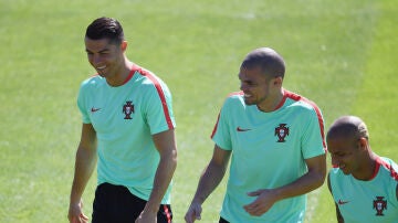 Pepe se divierte junto a Cristiano en el entrenamiento de Portugal