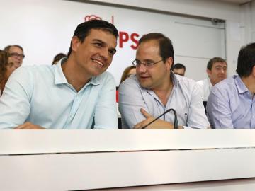 Pedro Sánchez y César luena en el Comité Federal del PSOE
