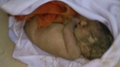 La policía de la India rescata a un bebé recién nacido del fondo de un pozo
