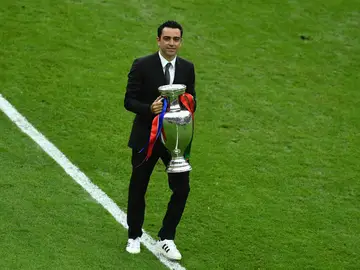 Xavi Hernandez entrega la Copa en Saint-Denis Xavi Hernandez entrega la Copa en Saint-Denis