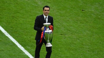 Xavi Hernandez entrega la Copa en Saint-Denis
