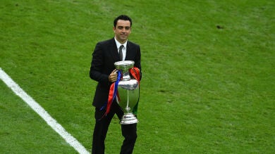 Xavi entregó el trofeo de la Eurocopa en Saint-Denis