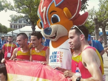 Carles Castillejo, Jesús España y Ayad Lamdassen celebran la medalla de plata por equipos en media maratón
