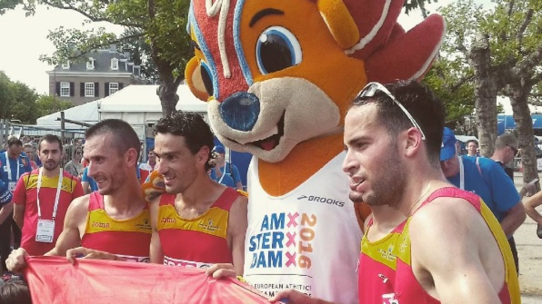 Carles Castillejo, Jes&uacute;s Espa&ntilde;a y Ayad Lamdassen celebran la medalla de plata por equipos en media marat&oacute;n