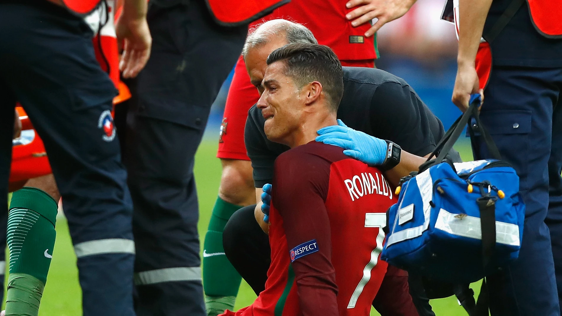 Cristiano, entre lágrimas tras caer lesionado Cristiano, entre lágrimas tras caer lesionado