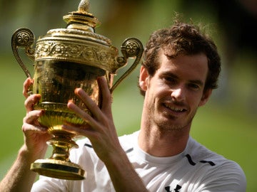 Andy Murray posa con su segundo Wimbledon