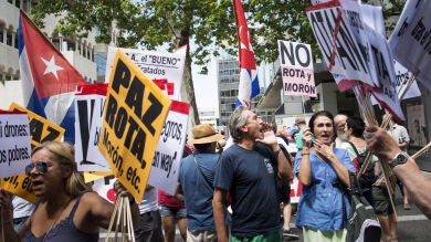 Centenares de personas se manifiestan frente a la embajada estadounidense contra la visita de Obama a España