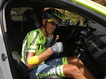 Contador, en el coche del equipo tras abandonar el Tour de Francia Contador, en el coche del equipo tras abandonar el Tour de Francia