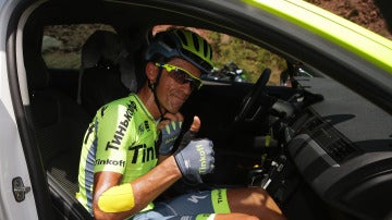 Contador, en el coche del equipo tras abandonar el Tour de Francia