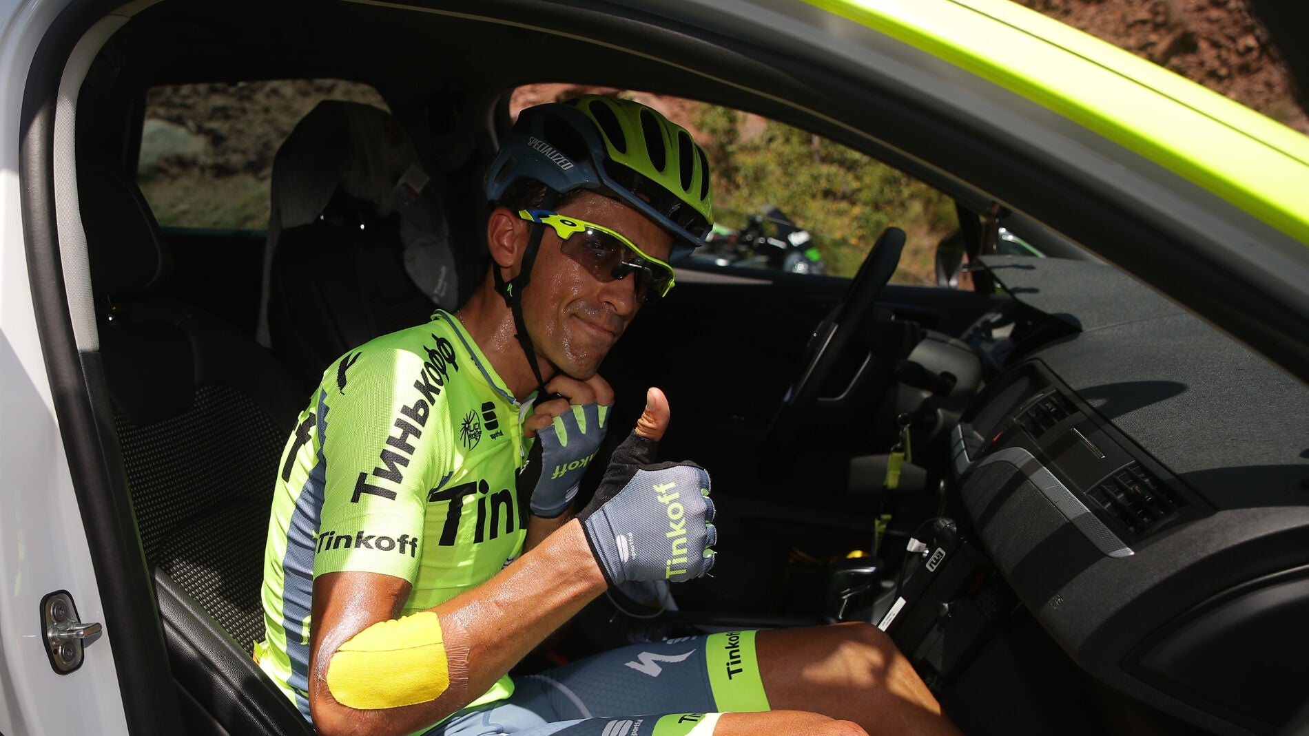 Contador, en el coche del equipo tras abandonar el Tour de Francia