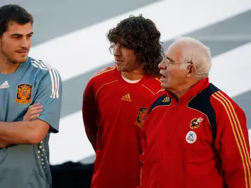 Casillas, Puyol y Luis Aragonés, en un acto en 2004 Casillas, Puyol y Luis Aragonés, en un acto en 2004