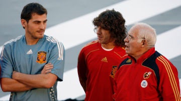 Casillas, Puyol y Luis Aragonés, en un acto en 2004