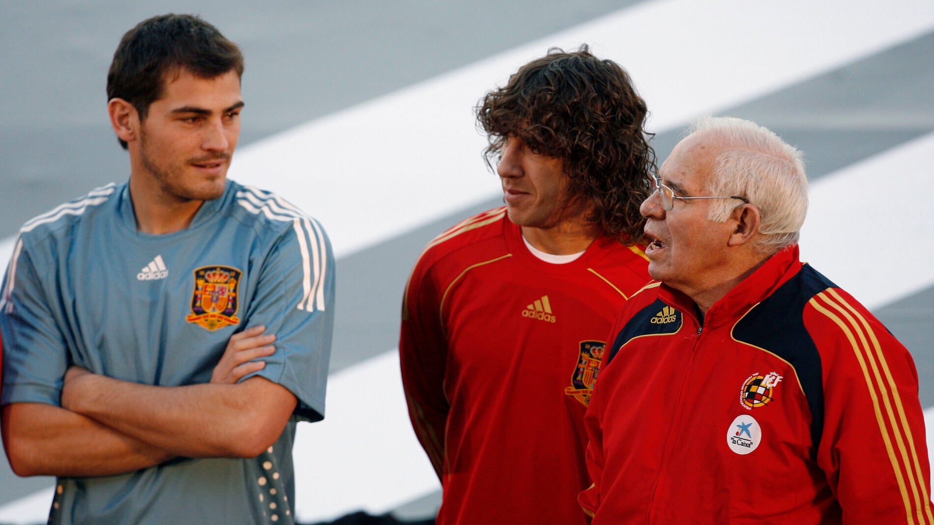 Casillas, Puyol y Luis Aragon&eacute;s, en un acto en 2004