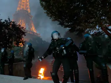 Policías franceses lanzan gases lacrimógenos junto a la Torre Eiffel Policías franceses lanzan gases lacrimógenos junto a la Torre Eiffel