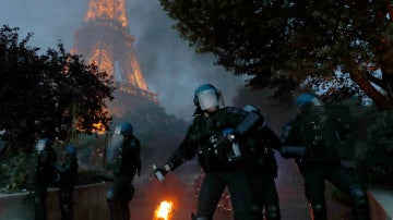 Policías franceses lanzan gases lacrimógenos junto a la Torre Eiffel