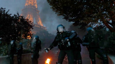 La policía lanza gases lacrimógenos bajo la Torre Eiffel para dispersas a aficionados