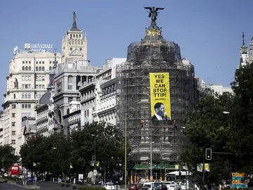Pancarta en el edificio Metrópolis de la Gran Vía Pancarta en el edificio Metrópolis de la Gran Vía