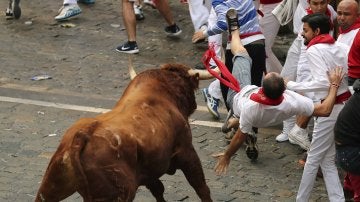 Un toro de la ganadería de Yeltes voltea a un mozo en la Plaza Consistorial 