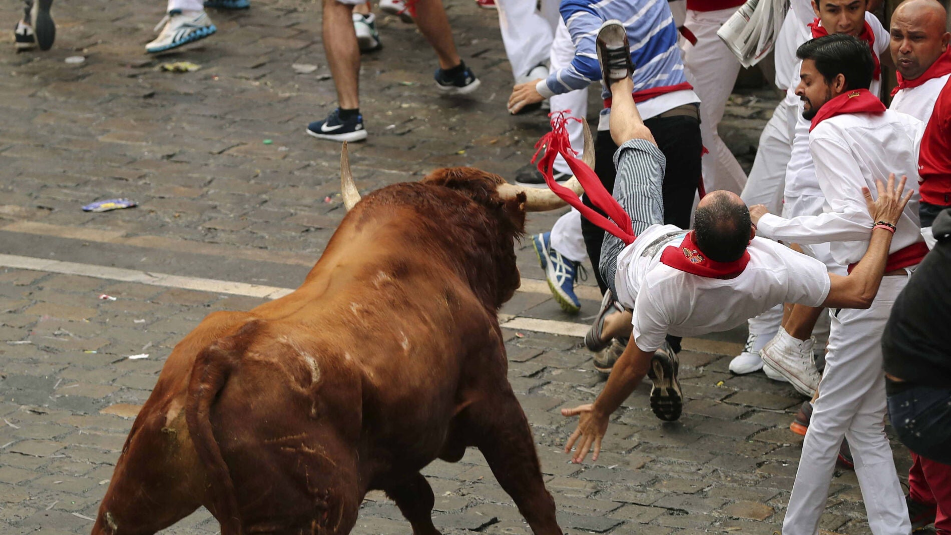 Un toro de la ganader&iacute;a de Yeltes voltea a un mozo en la Plaza Consistorial 