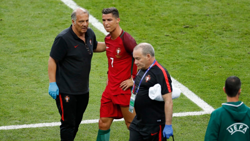 Cristiano Ronaldo se retira lesionado tras la entrada de Payet