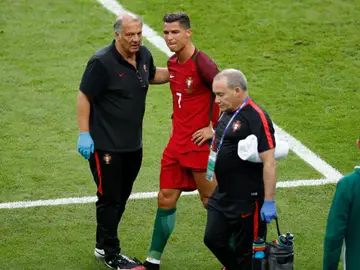 Cristiano Ronaldo se retira lesionado tras la entrada de Payet Cristiano Ronaldo se retira lesionado tras la entrada de Payet