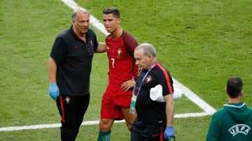 Cristiano Ronaldo se retira lesionado tras la entrada de Payet