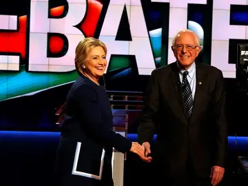 Hillary Clinton y Bernie Sanders Hillary Clinton y Bernie Sanders