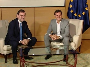 Frame 17.143948 de: Rajoy y Rivera comienzan su reunión en el Congreso para sondear un acuerdo para la investidura