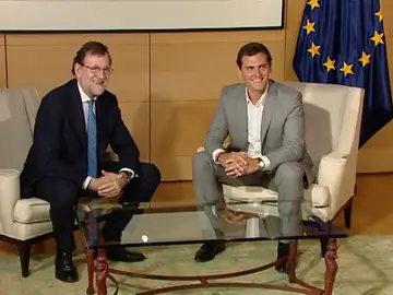 Frame 17.143948 de: Rajoy y Rivera comienzan su reunión en el Congreso para sondear un acuerdo para la investidura Frame 17.143948 de: Rajoy y Rivera comienzan su reunión en el Congreso para sondear un acuerdo para la investidura